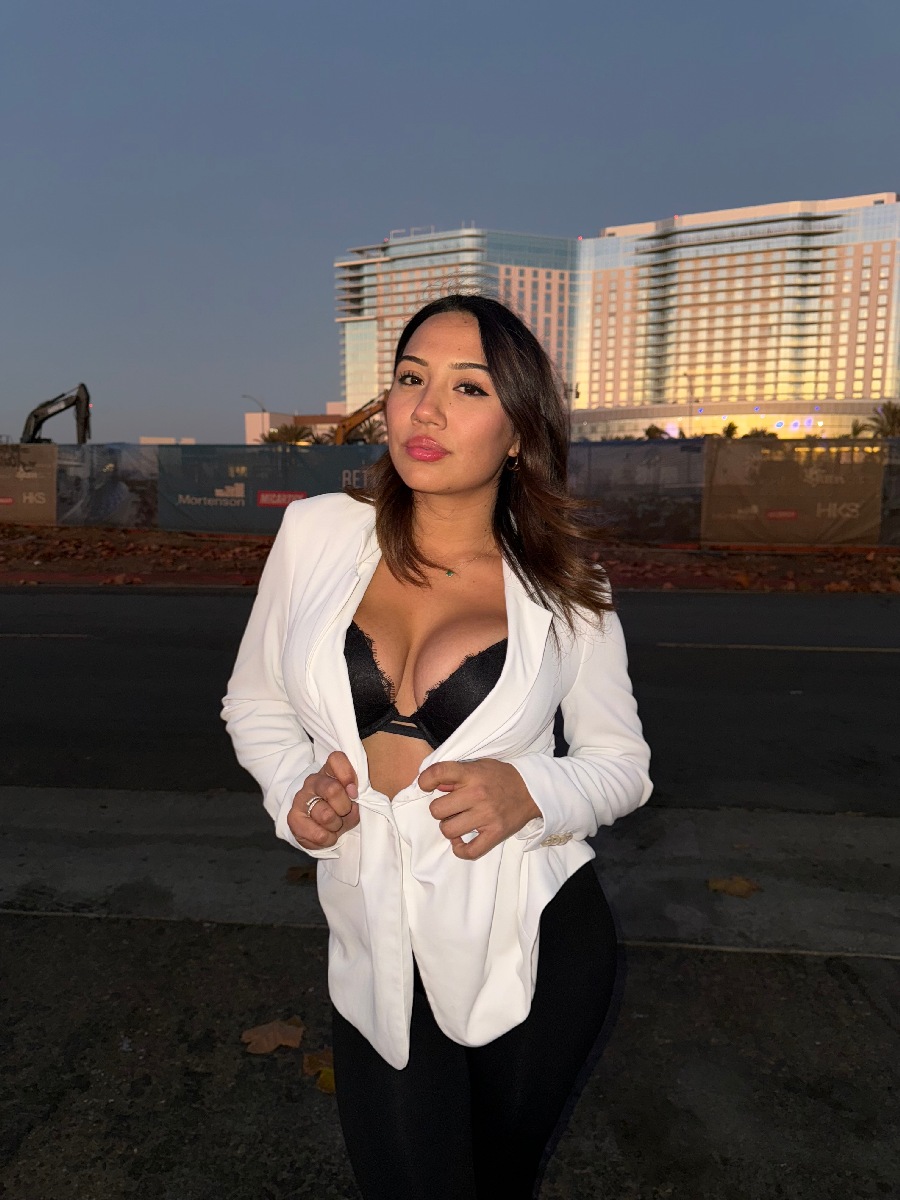 Take a pause and enjoy Ali Cruz — streaming from Chicago