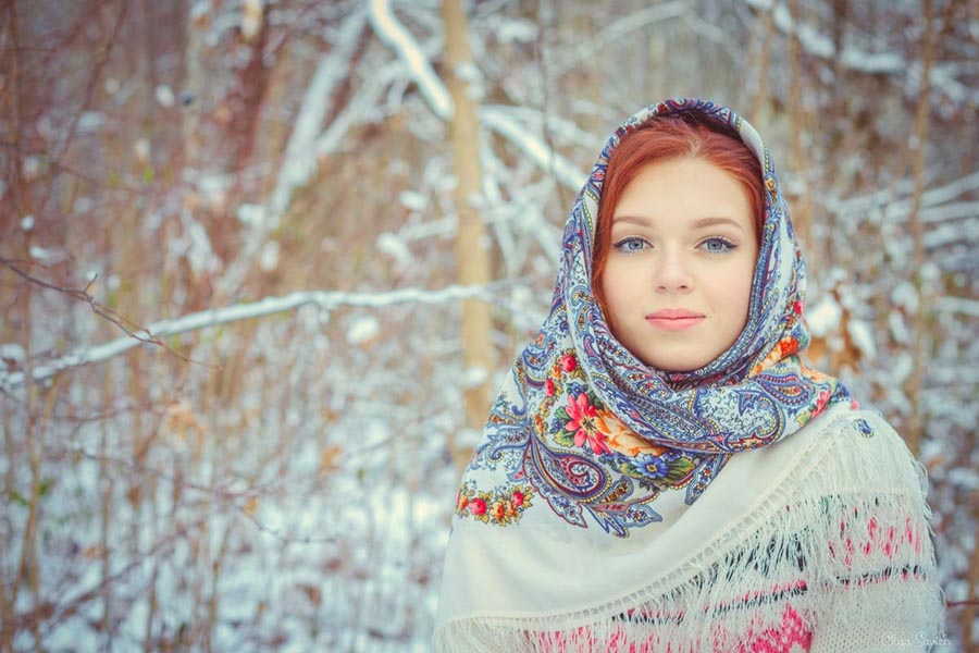 Women in Slavic costumes 
