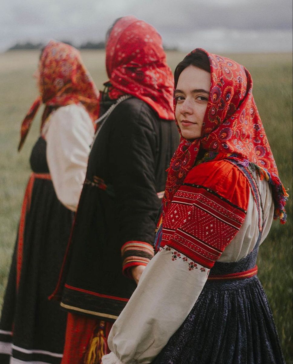 Women in Slavic costumes’s look of the day — catch her live in Chicago