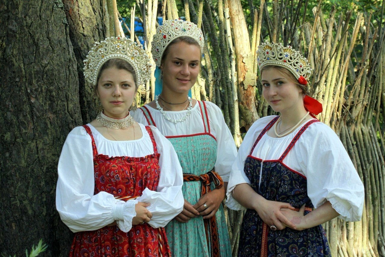 Sexy model Girls in Slavic costumes in Chicago